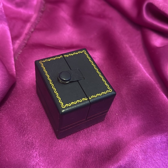 Elegant Silver Women's Ring - Picture 2 of 2